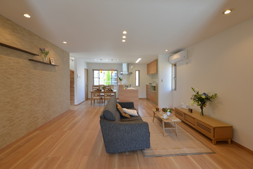 白と木質感を基調にしたナチュラルなデザイン。オープンスタイルのキッチンは木目調の面材を選び、空間に調和しています。