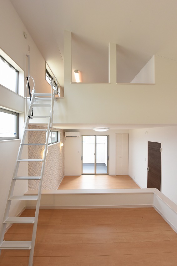 勾配天井を活かしたロフトは、小上がり空間のある洋室。限られた敷地を目いっぱい広く開放感いっぱいに過ごせることができます。