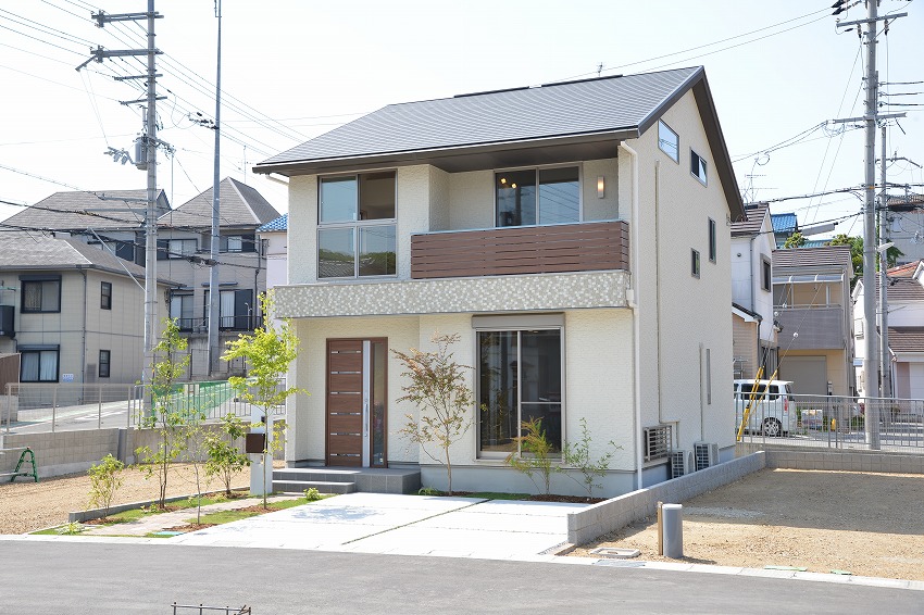 水平ラインを基調とした外観は落ち着きのあるデザイン。深い軒の出が建物に重厚感を与えています。