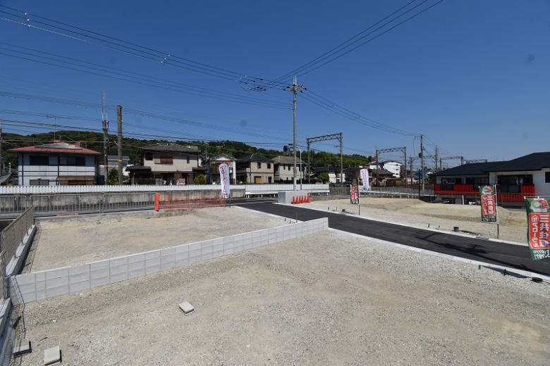 【現地2023年6月撮影】道路幅員4.9m、車の通り抜けができない設計なので車の運転がスムーズにできます。