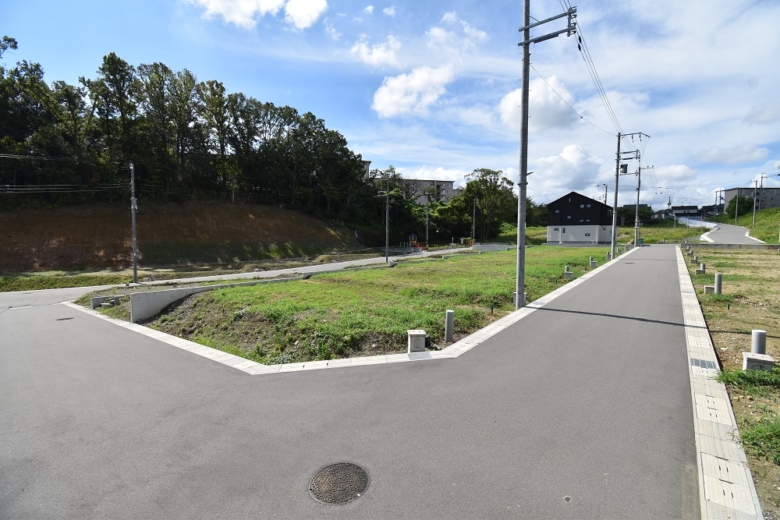 2023年9月撮影。開放感にあふれ明るく風通しの良いアローラタウンです。