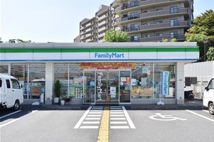 ファミリーマート河内長野南貴望ヶ丘店まで498m~553m徒歩7分