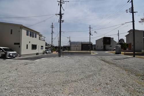 周辺は住宅地で交通量も少なく、静かでのどかな立地です。