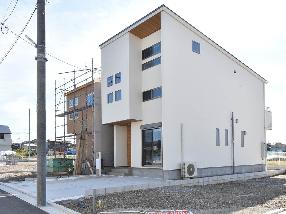 アローラタウン北野田4期モデルハウス「スキップフロアと快適収納の家」外観